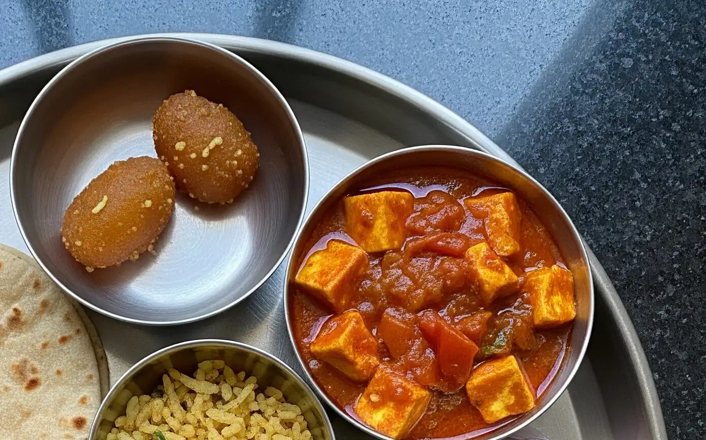 Steel plate thali: rice, vegetable curry, gulab jamun – Nashik homemade tiffin